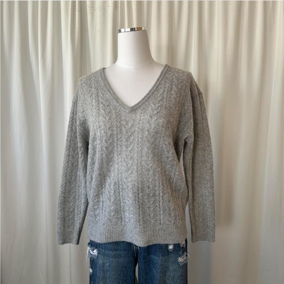 Grey J. Crew Cashmere Cable knit V-neck sweater XS - Picture 3 of 8